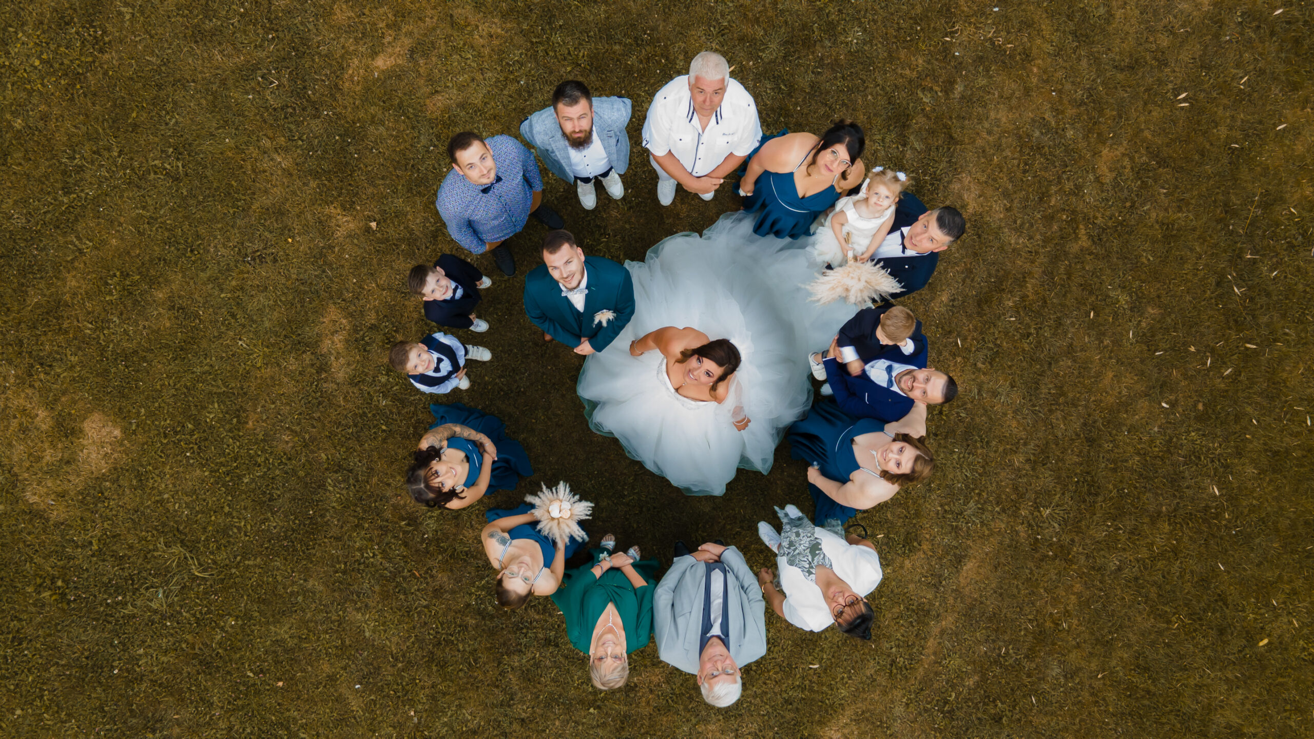Photo de groupe mariage réalisée par drone dans les Hauts-de-France