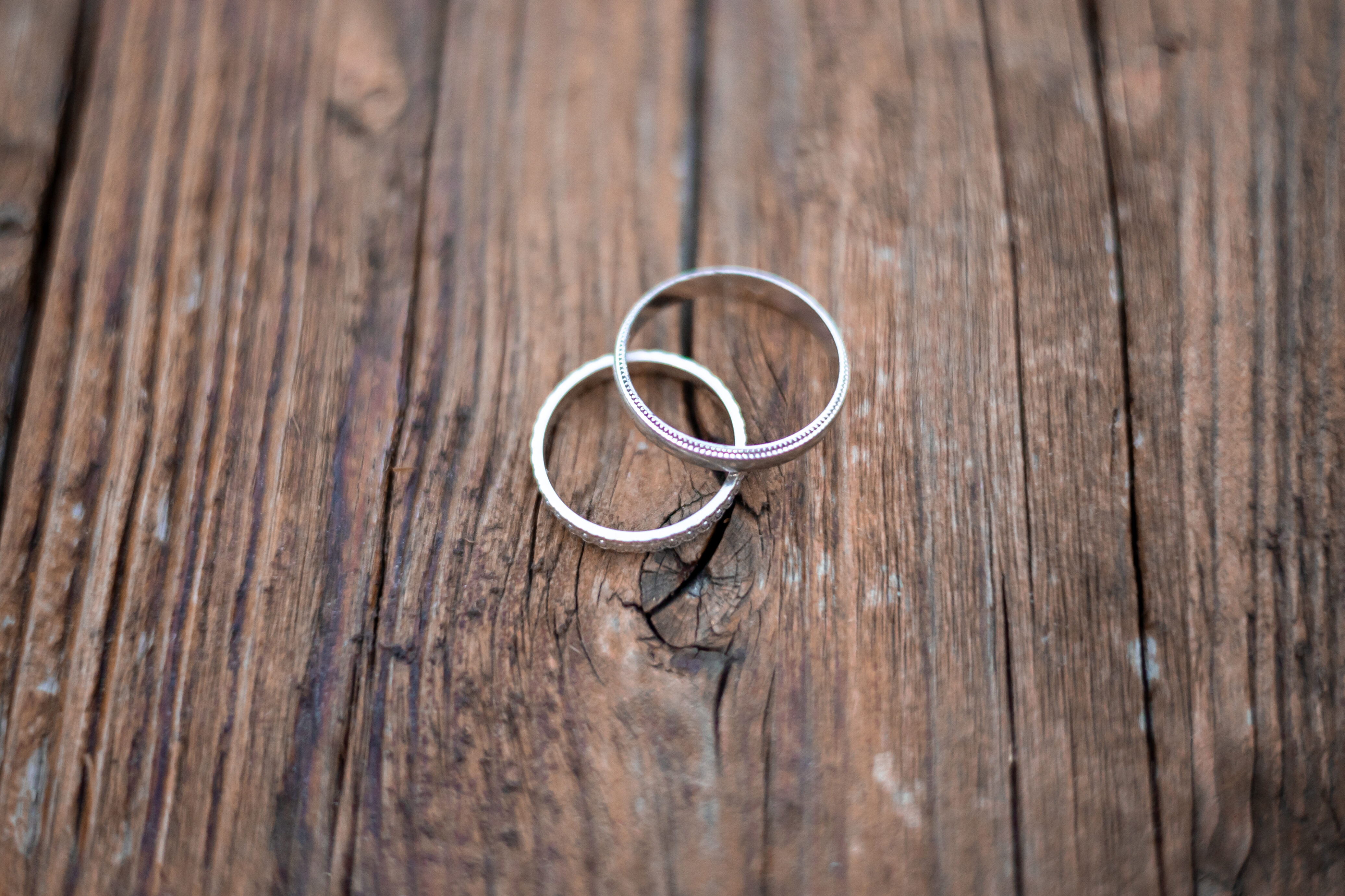 Photographie des alliances de mariage sur support en bois