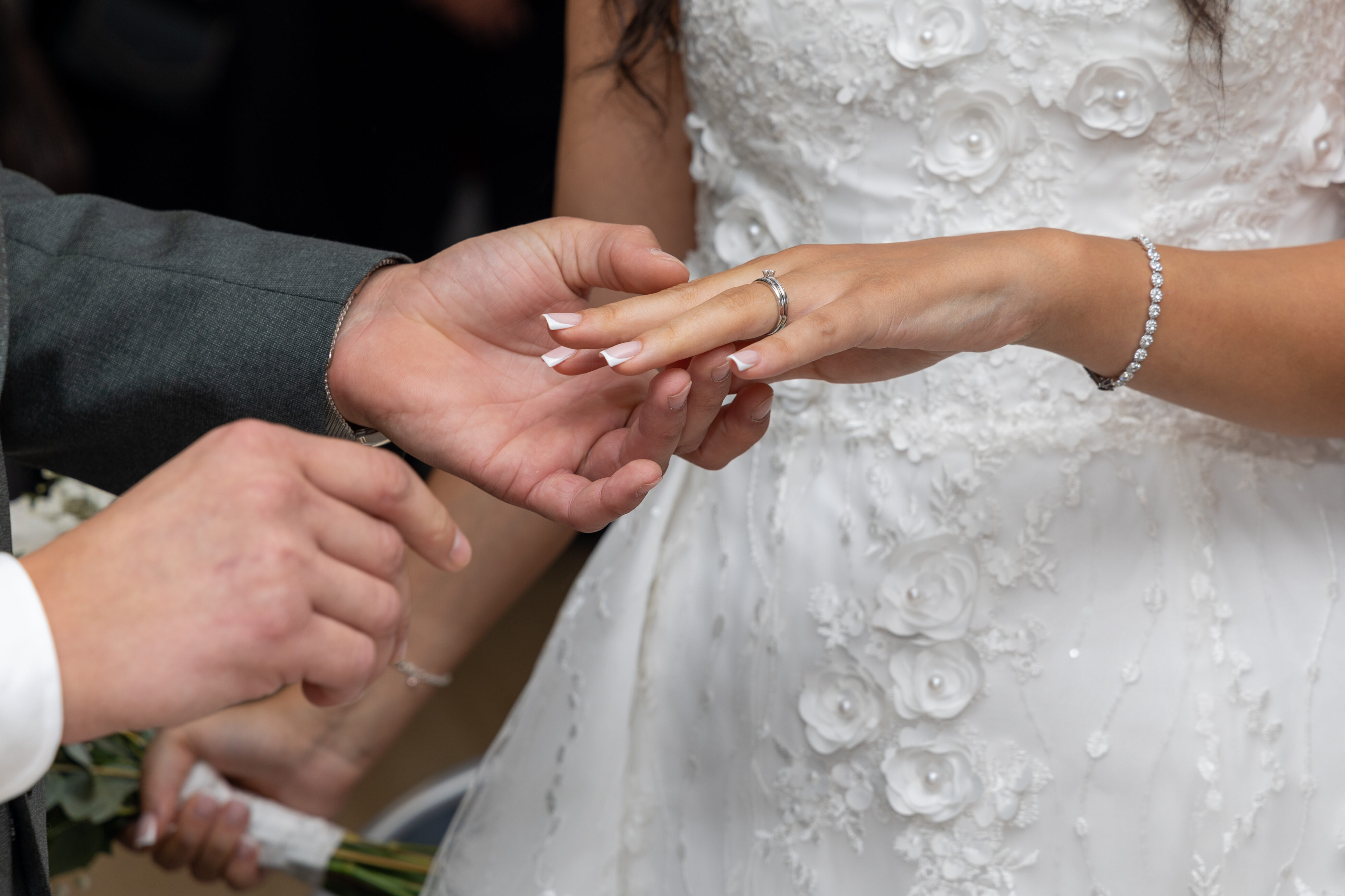 Échange des alliances pendant une cérémonie de mariage